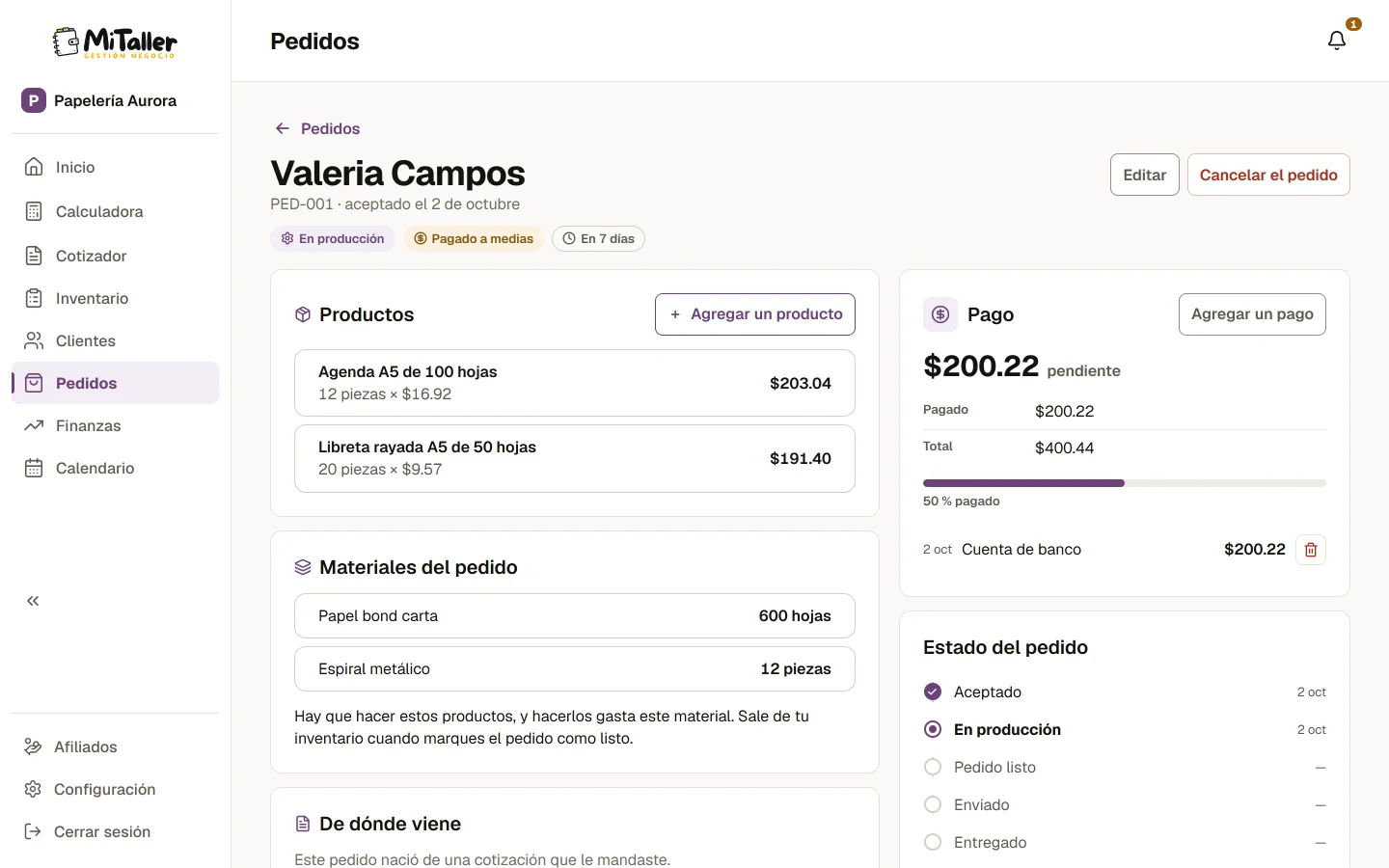 Un pedido con sus productos, su pago al 50 % y su estado, y delante la misma pantalla en un teléfono.